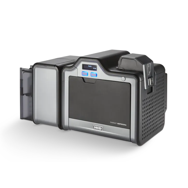 Impressora Fargo HDP5000e vista na diagonal da direita para a esqueda