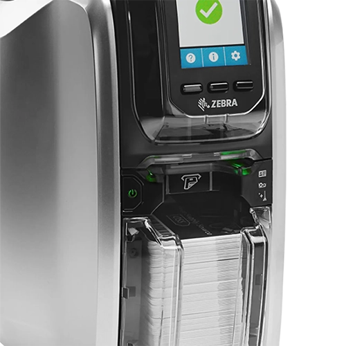 frente da impressora zebra zc350, com maior foco na bandeja de saída dos cartões e no visor